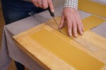 Odkrojení kousku mezistěny pro roztopení. Vy použijte celý kus. Odkrojení kousku mezistěny pro roztopení. Vy použijte celý kus.