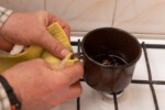 Kroužení a míchání roztápějícího se vosku Kroužení a míchání roztápějícího se vosku