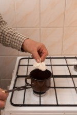 Vložení svíčkového knotu do tekutého vosku Vložení svíčkového knotu do tekutého vosku