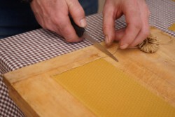 Knot zařízněte tak, aby kousek vyčníval pro správné zapálení Knot zařízněte tak, aby kousek vyčníval pro správné zapálení
