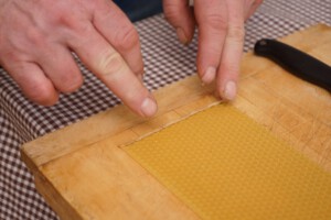 Zatlačte knot jemně do mezistěny Zatlačte knot jemně do mezistěny